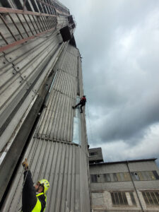 demontaż blachy na silosach