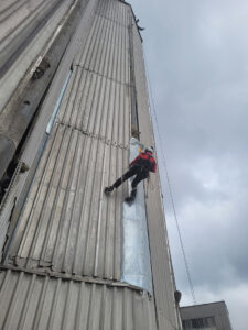 demontaż blachy na silosach