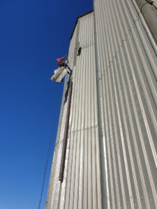 demontaż blachy na silosach