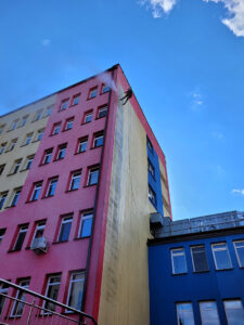 malowanie elewacji szpitala w leżajsku