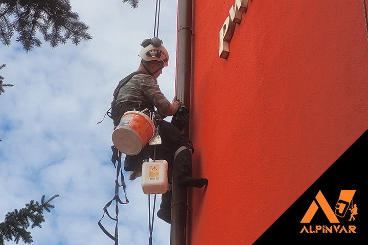 malowanie elewacji szpitala w leżajsku