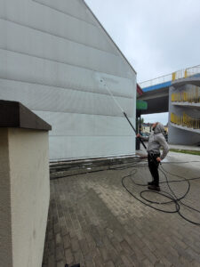 malowanie elewacji sklepu żabka w rzeszowie