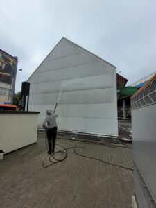 malowanie elewacji sklepu żabka w rzeszowie