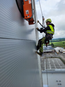 montaż płyt warstwowych elewacyjnych