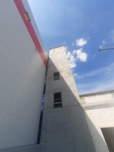 montaż płyt warstwowych elewacyjnych