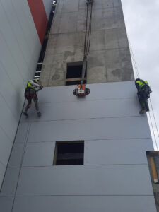 montaż płyt warstwowych elewacyjnych