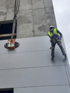 montaż płyt warstwowych elewacyjnych