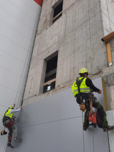 montaż płyt warstwowych elewacyjnych