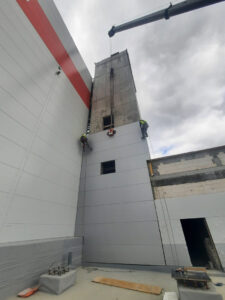 montaż płyt warstwowych elewacyjnych