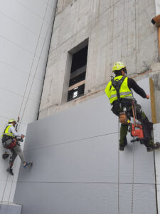 montaż płyt warstwowych elewacyjnych