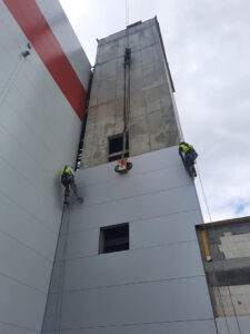 montaż płyt warstwowych elewacyjnych