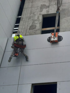 montaż płyt warstwowych elewacyjnych