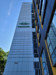 montaż reklam świetlnych na budynku skyres w rzeszowie