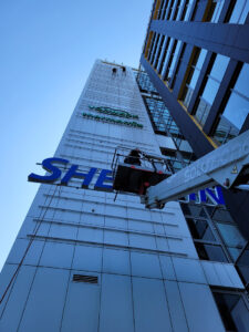 montaż reklam świetlnych na budynku skyres w rzeszowie