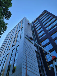 montaż reklam świetlnych na budynku skyres w rzeszowie