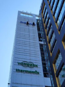 montaż reklam świetlnych na budynku skyres w rzeszowie