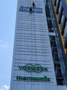 montaż reklam świetlnych na budynku skyres w rzeszowie