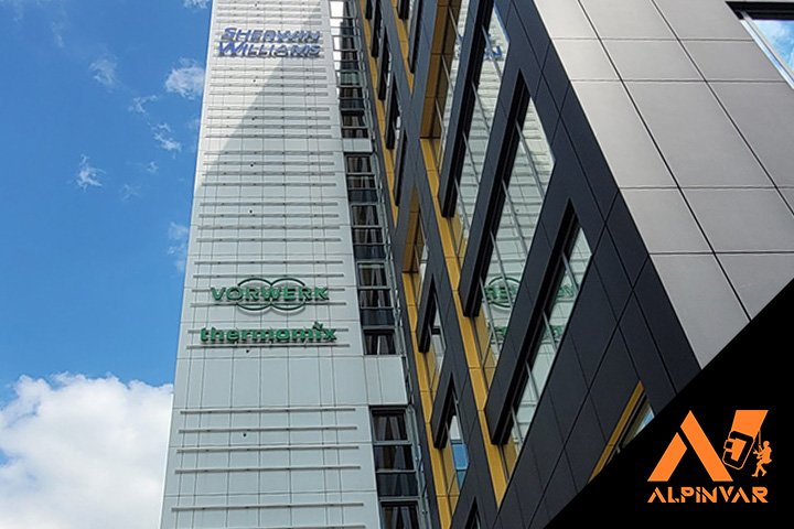 montaż reklam świetlnych na budynku skyres w rzeszowie