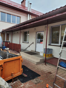 malowanie elewacji szkoły w leżajsku